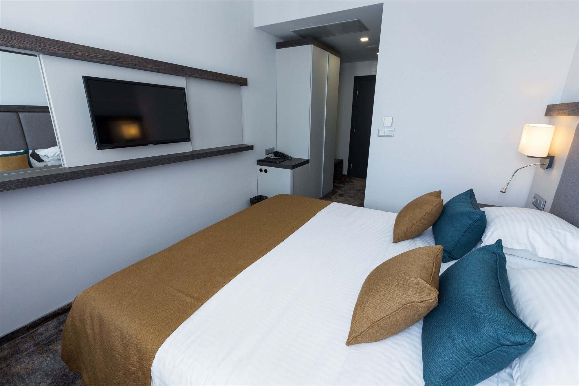 Best Western Plus Premium Inn Pantai Sunny Bagian luar foto