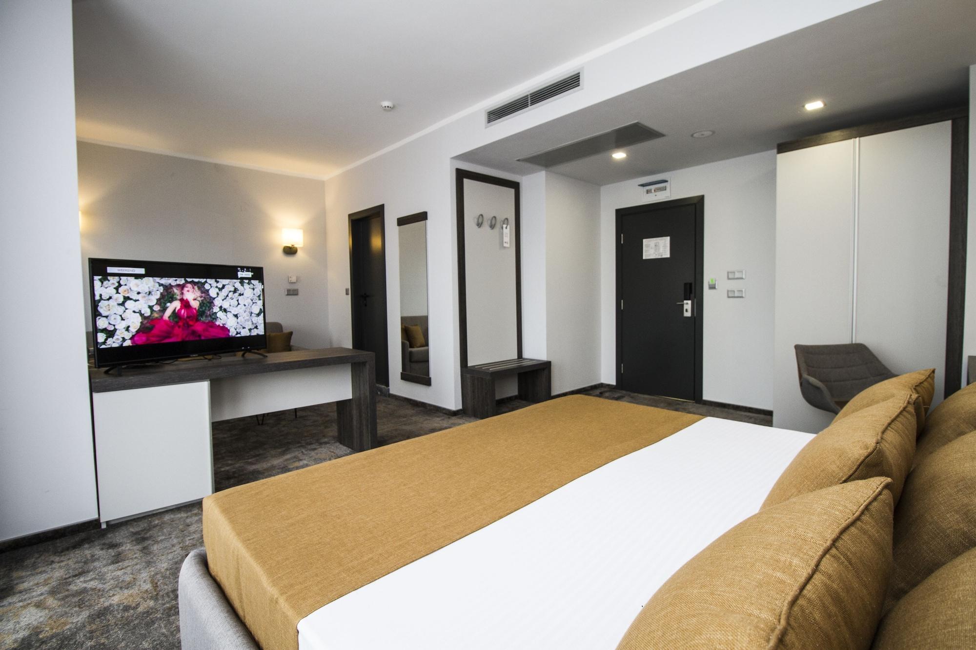 Best Western Plus Premium Inn Pantai Sunny Bagian luar foto